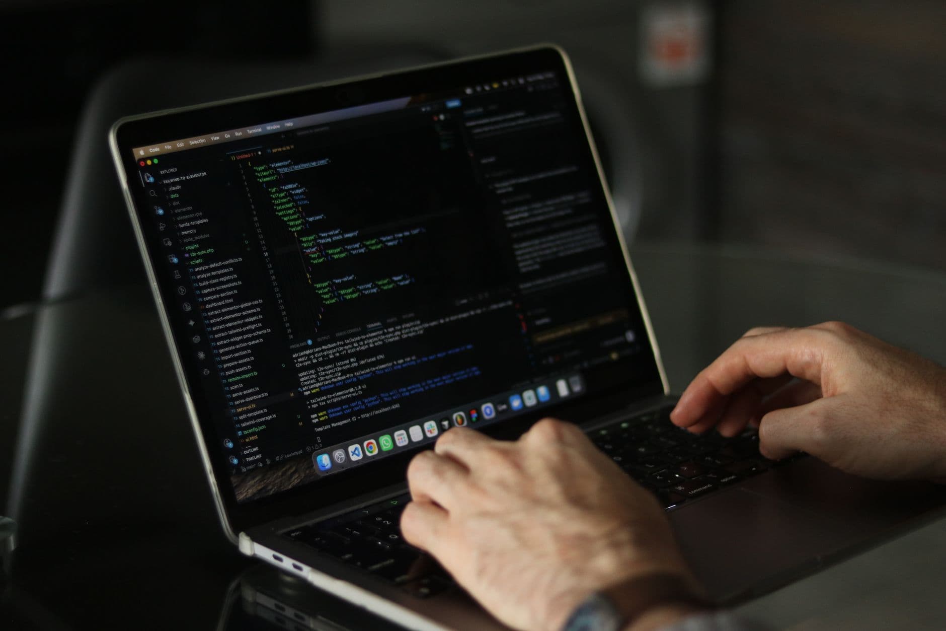 Développeur consultant un fichier robots.txt ouvert dans un éditeur de code